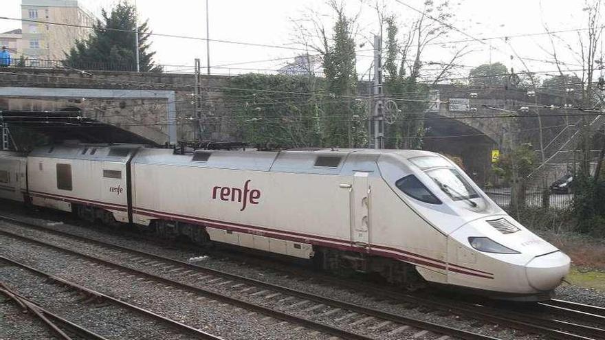 Llegada de un tren Avant a la estación Empalme de Ourense. // Iñaki Osorio
