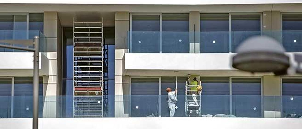 En la Platja de Palma los hoteles que aún no están abiertos es porque están en plena construcción (como el de la imagen), o en reforma.  b. ramon