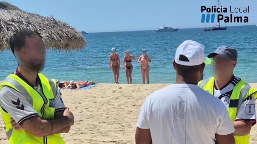 Undercover im DFB-Trikot: Polizei nimmt Straßenhändler an der Playa de Palma ins Visier