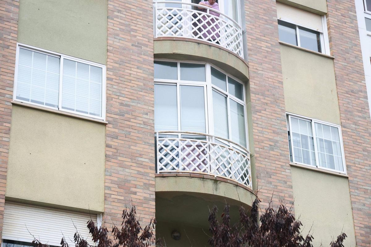 Conmoción en la avenida de París de Cáceres por la muerte de un joven