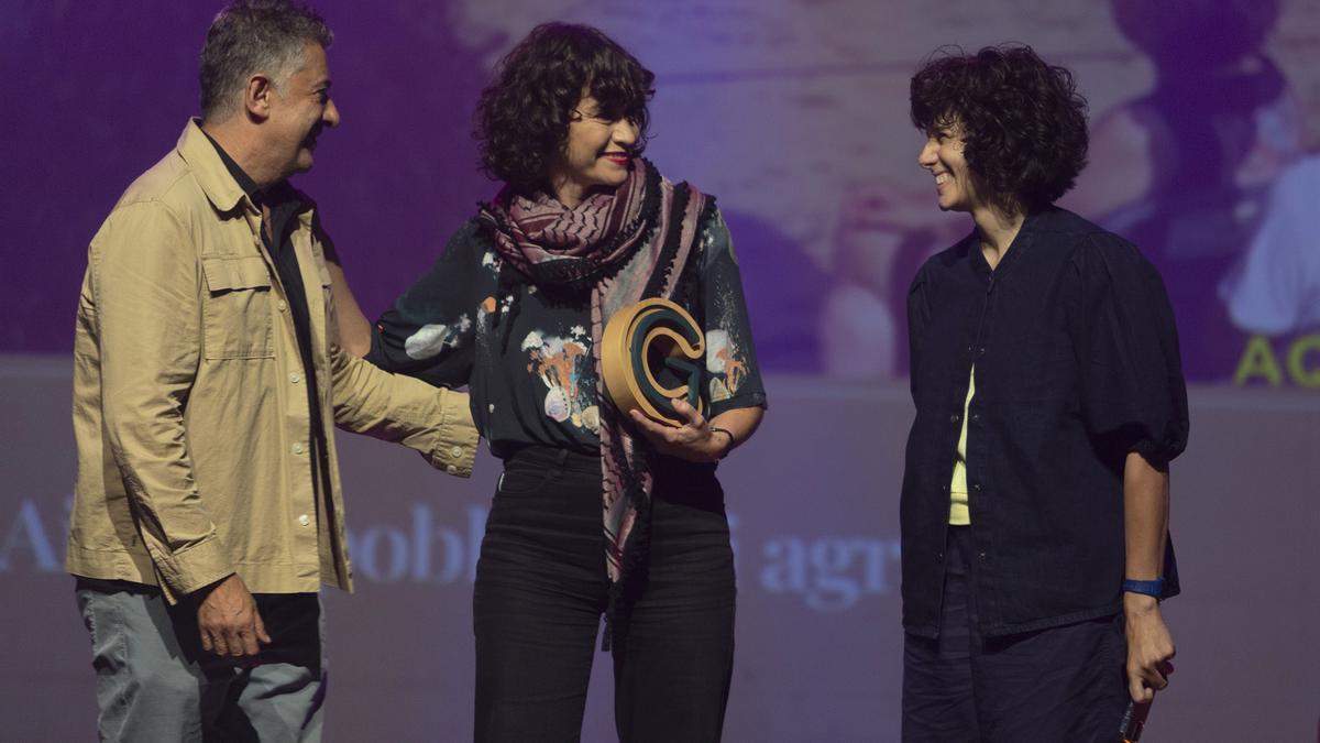 Elena Carmona, del Teatre Municipal de Girona, i Ariadna Rodríguez, del col·lectiu Nyamnyam, rebent el premi.