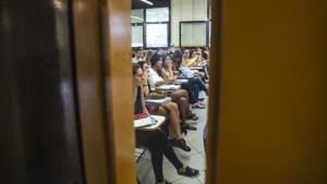 Futuros maestros en un aula universitaria.