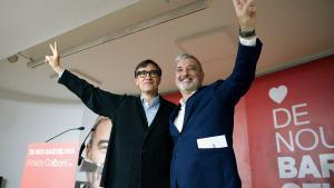 El candidato del PSC en Barcelona, Jaume Collboni, con el líder del partido, Salvador Illa, en un acto en el Raval