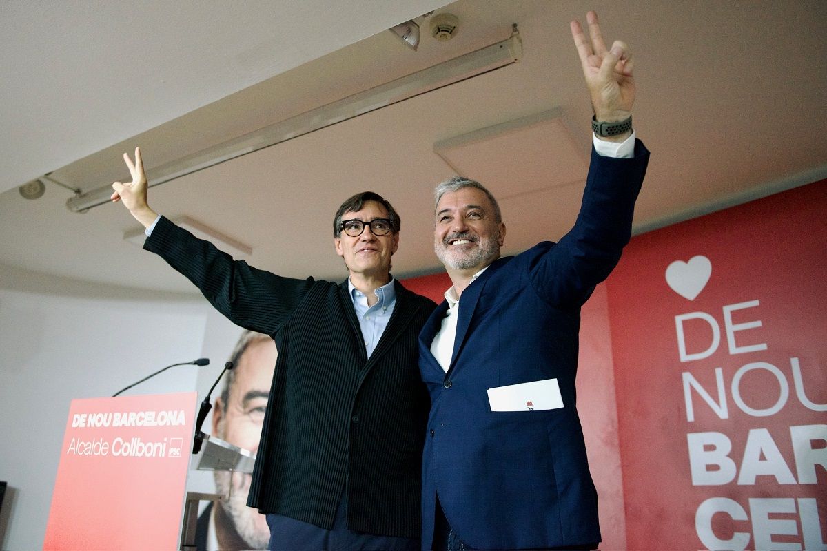 El candidato del PSC en Barcelona, Jaume Collboni, con el líder del partido, Salvador Illa, en un acto en el Raval