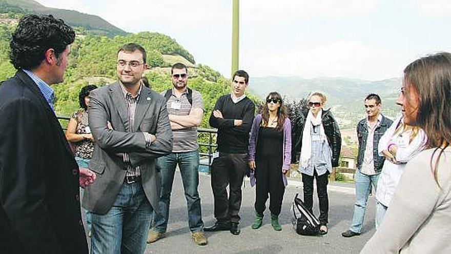 Kike Riesgo, director del «Clinic», y el alcalde de Laviana, Adrián Barbón -a la izquierda-, con participantes en el programa.