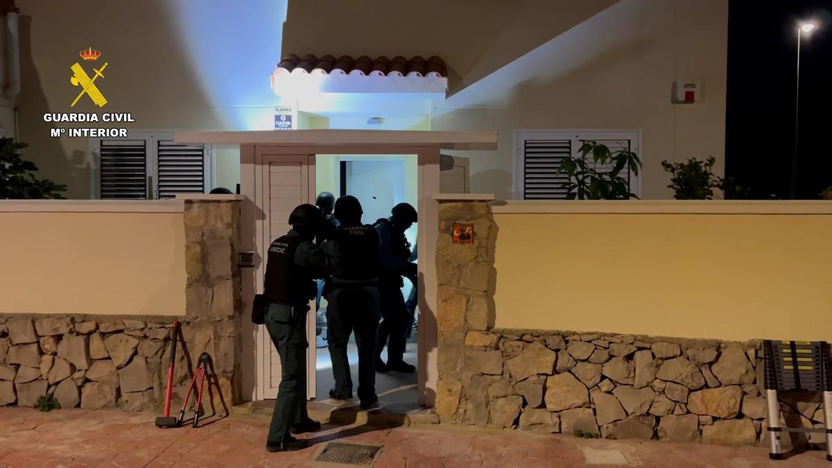 Agentes de la Usecic irrumpen en uno de los domicilios registrados.