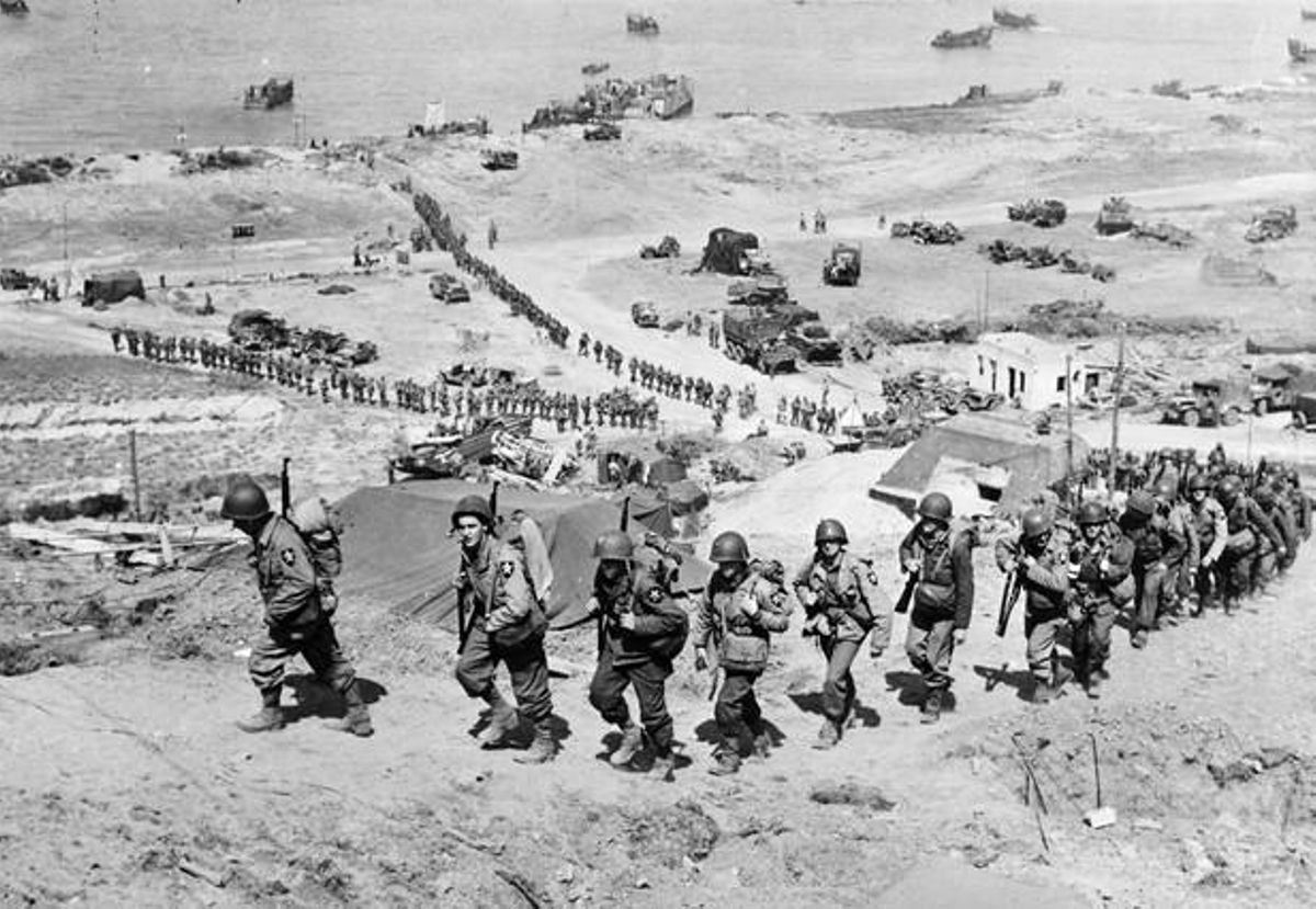 Soldats en un turó a la zona d’Omaha.