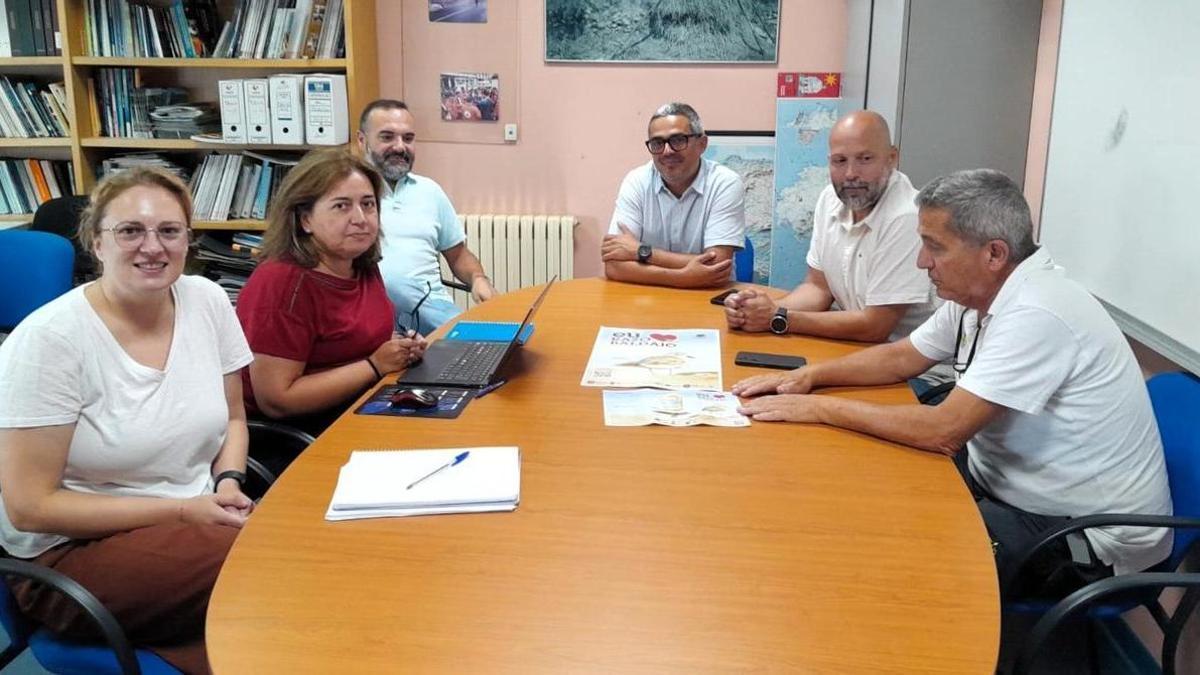 O alcalde presidiu a reunión na que a empresa auditora trasladou os datos da auditoría.