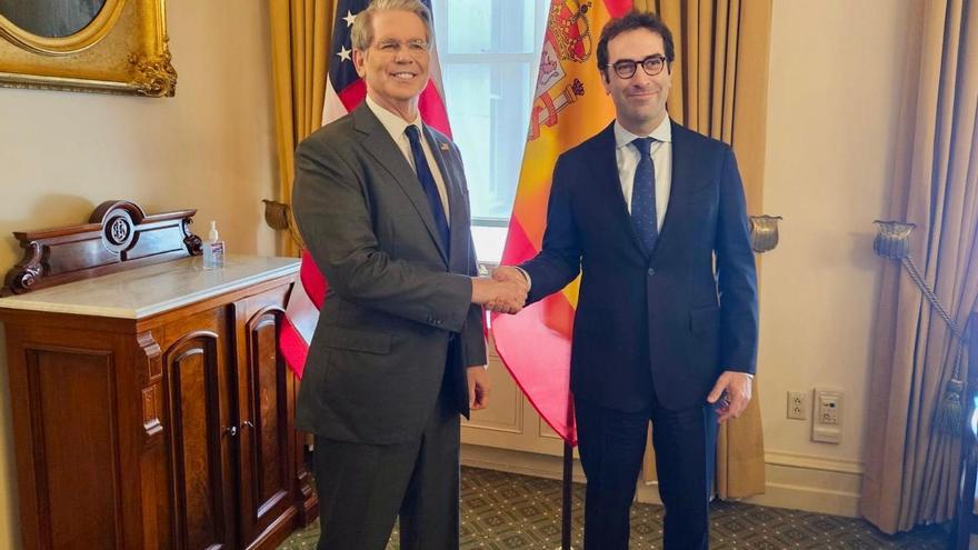 El secretario del Tesoro de Estados Unidos, Scott Bessent, saluda al ministro de Economía, Carlos Cuerpo, en Washington.