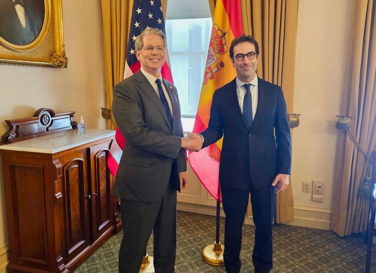 El secretario del Tesoro de Estados Unidos, Scott Bessent, saluda al ministro de Economía, Carlos Cuerpo, en Washington.
