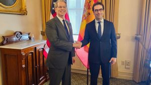 El secretario del Tesoro de Estados Unidos, Scott Bessent, saluda al ministro de Economía, Carlos Cuerpo, en Washington.