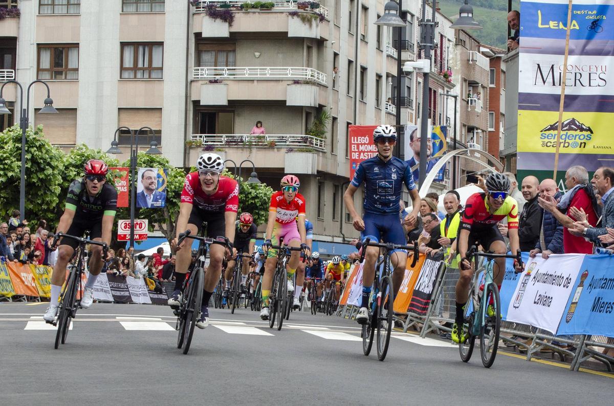 Un momento de la Vuelta a la Montaña Central, una de las pruebas ciclistas que pasa por Lena