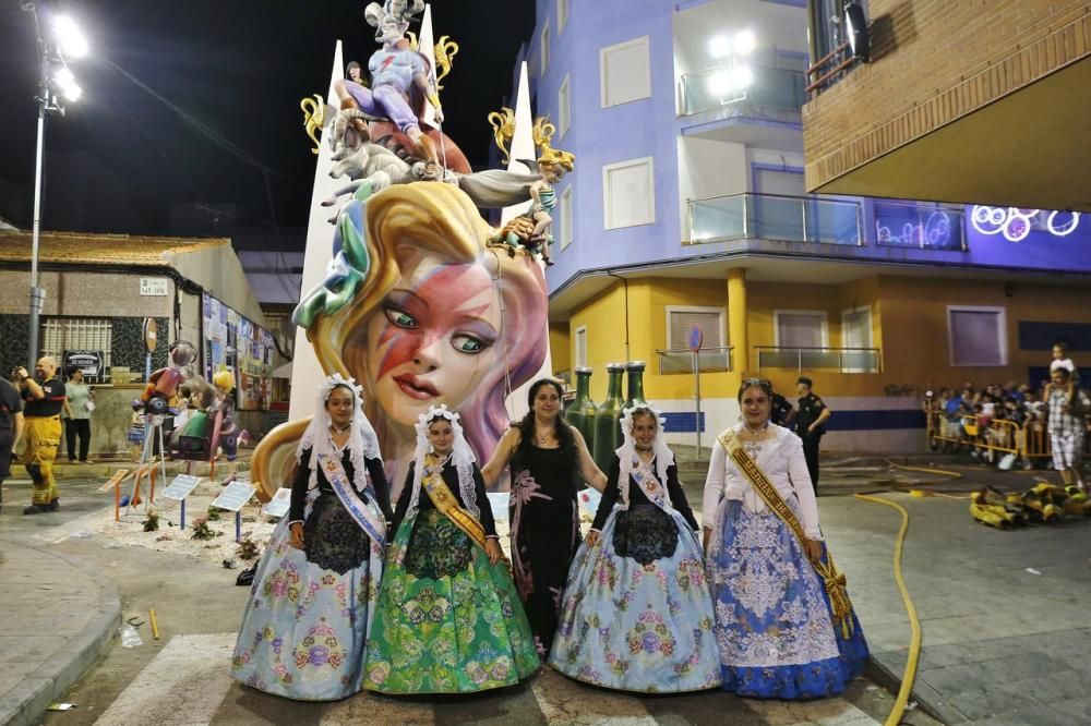 Cientos de personas, la mayoría adolescentes que quisieron disfrutar de la "cremá" y posterior "bañá" de los bomberos, se acercaron al barrio del Calvario para ver arder su hoguera