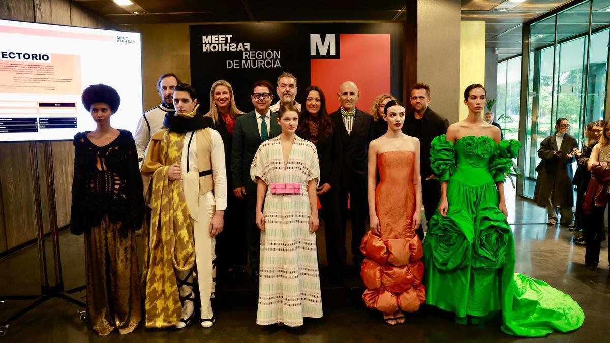 Carmen Conesa, Anne Igartiburu, Juan Duyos y otros promotores de Meet Fashion, junto a los diseños inspirados en la Región creados por cinco firmas de moda españolas