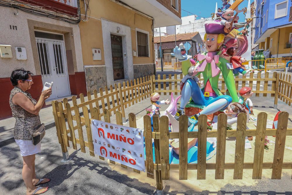 La espectacular Hoguera de Molinos del Calvario de Torrevieja ya está instalada en el barrio. La fiesta de San Juan cumple 25 años.