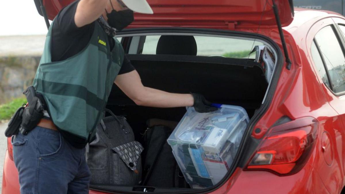 Pertenencias incautadas en el domicilio de la zona de O Naval. |  // N.P.