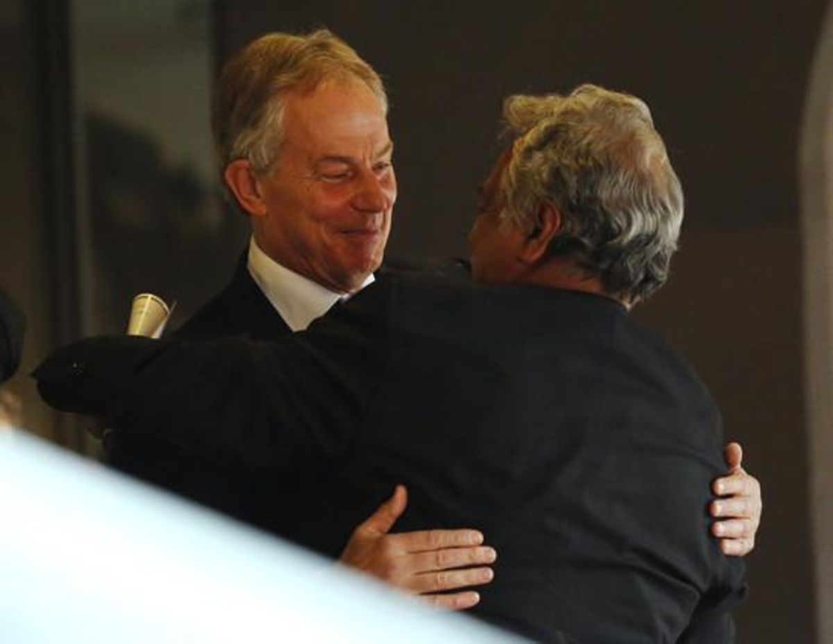 L’exprimer ministre britànic Tony Blair, rebut després d’arribar a la cerimònia.