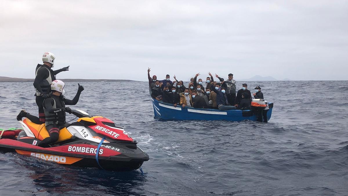 Efectivos del Consorcio de Emergencias de Lanzarote junto a la patera de este viernes cercana a Pedro Barba, en La Graciosa.