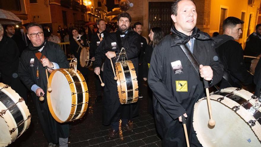 Miras acude a la Noche de los Tambores de Mula y destaca su valor en la  Semana Santa de la Región - La Opinión de Murcia