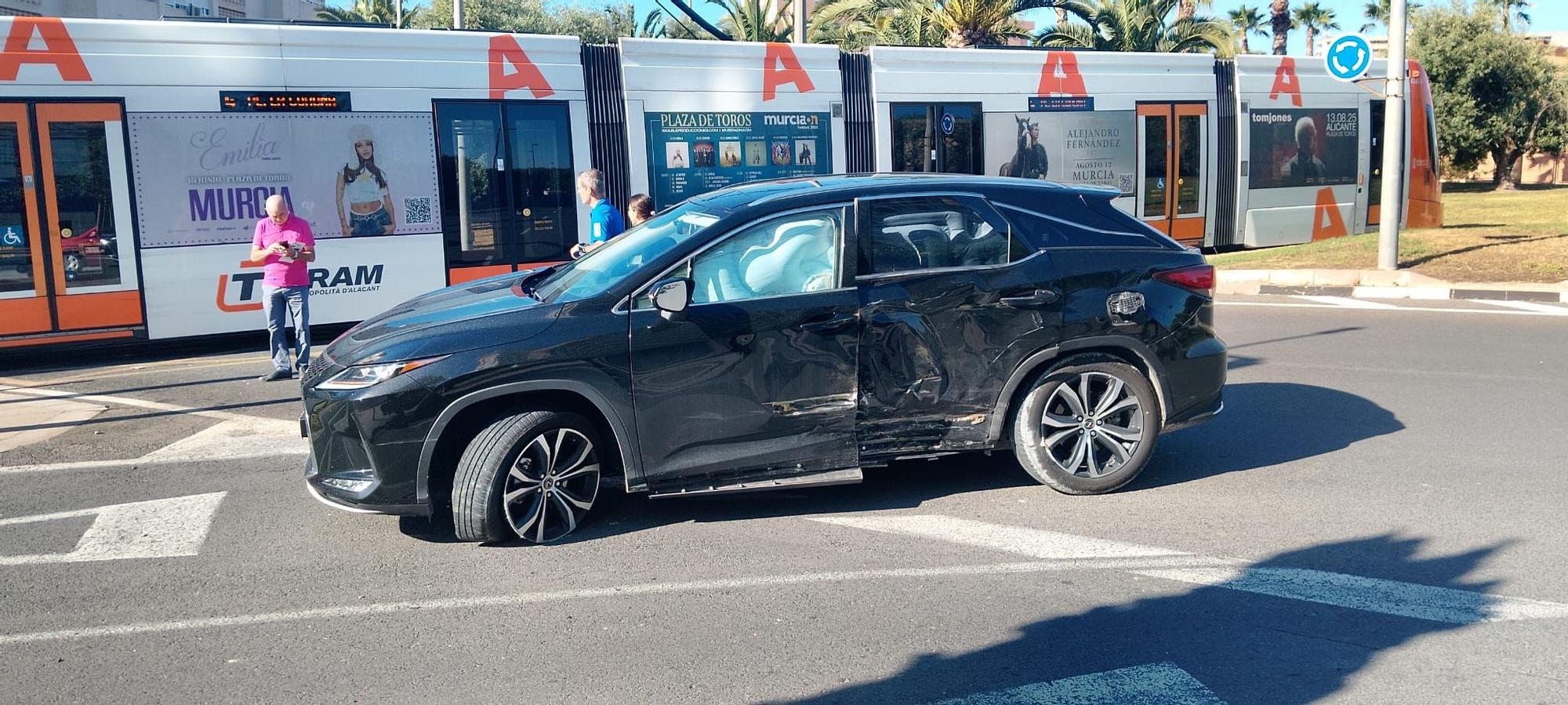 Colisión entre un vehículo y la Línea 4 del TRAM