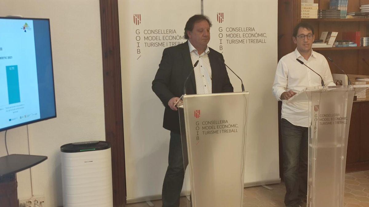 El presidente de Aviba, Xisco Mulet, y el conseller Iago Negueruela durante la presentación de los bonos turísticos.