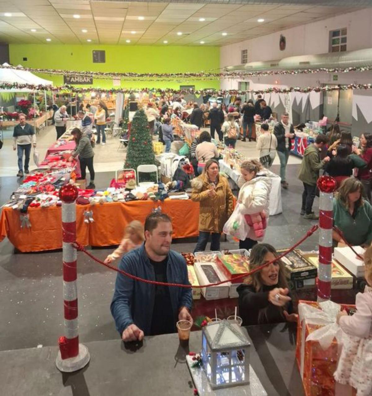 Mercadillo navideño en el pabellón. | SERVICIO ESPECIAL