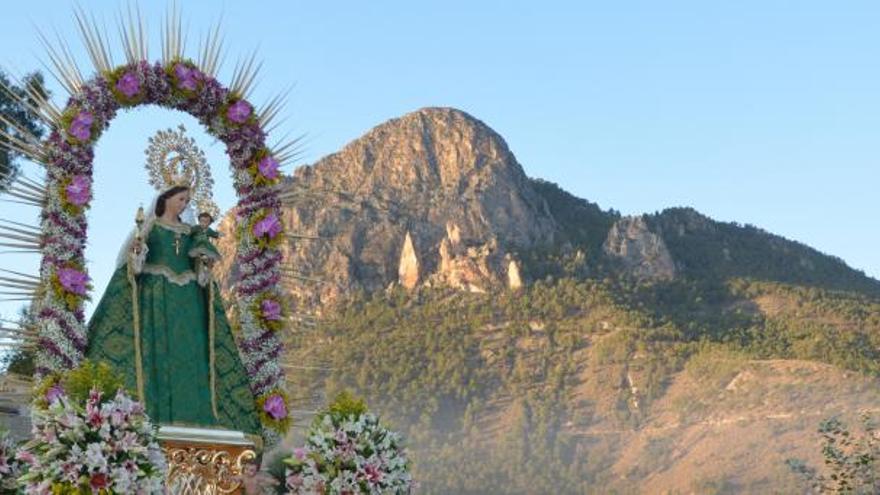 Detalle de la talla de la Madre de Dios, durante la romería de este domingo en Cieza.