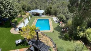 Una de las piscinas en alquiler de Cocopool: cuenta con solárium y barbacoa.