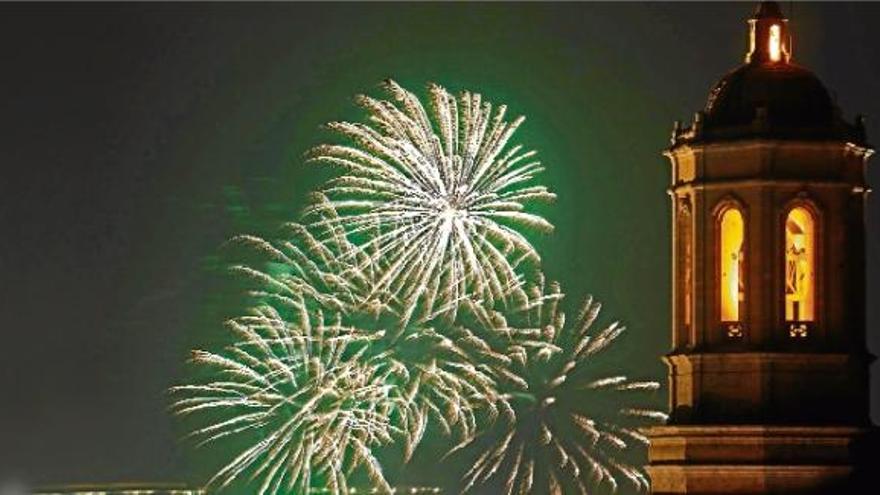 El castell de focs amb la Catedral  en primer terme.