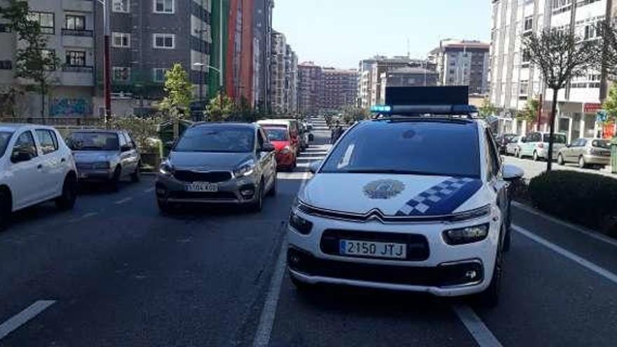 Un control de vehículos desplegado ayer en Martínez Garrido. // FdV