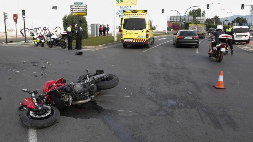 Los sanitarios trasladan al herido tras ser arrollado por un vehículo que se dio a la fuga.