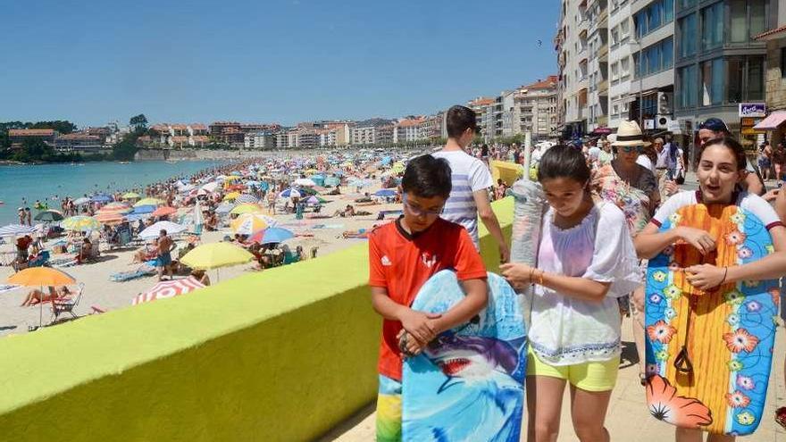 Bañistas y usuarios en la playa de Silgar en un día de sol de este mes. // Rafa Vázquez