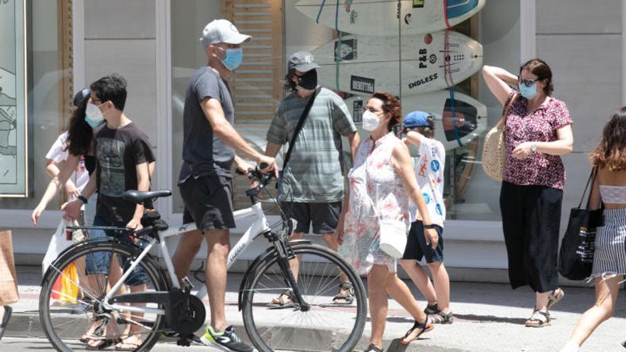 Viandantes con mascarilla paseando hoy por Ibiza.