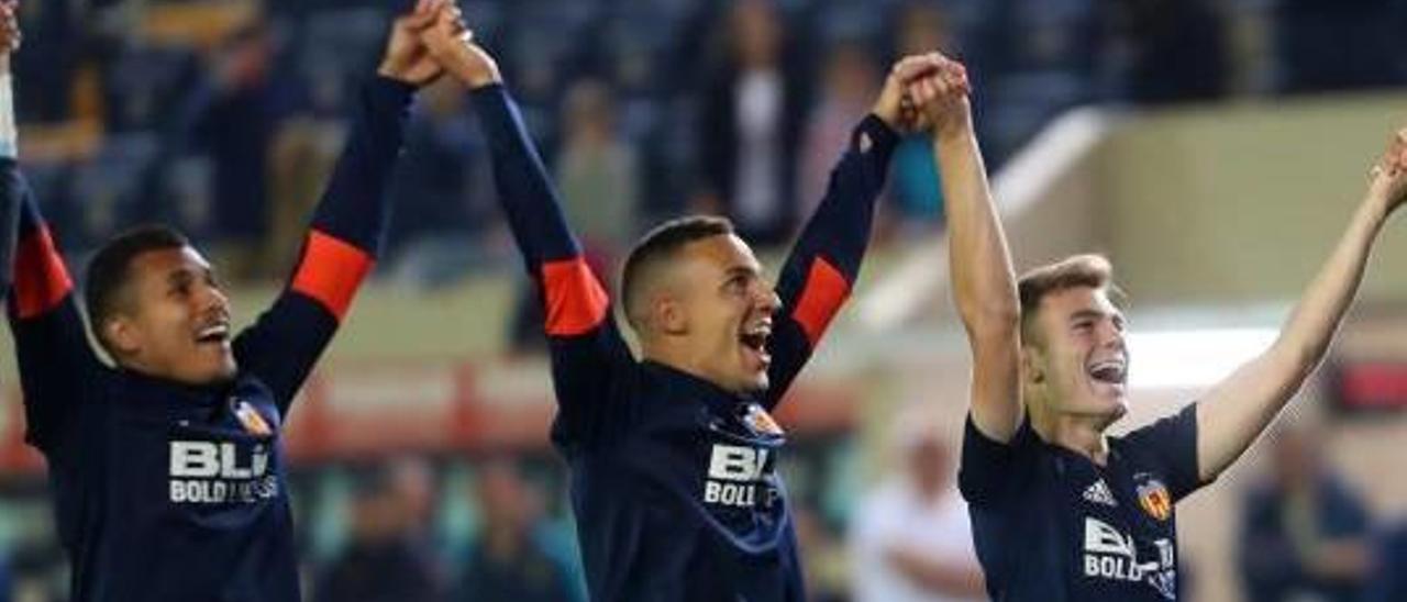 Jeison Murillo, Rodrigo Moreno y Toni Lato celebran la clasificación para la Champions tras el Villarreal-Valencia.