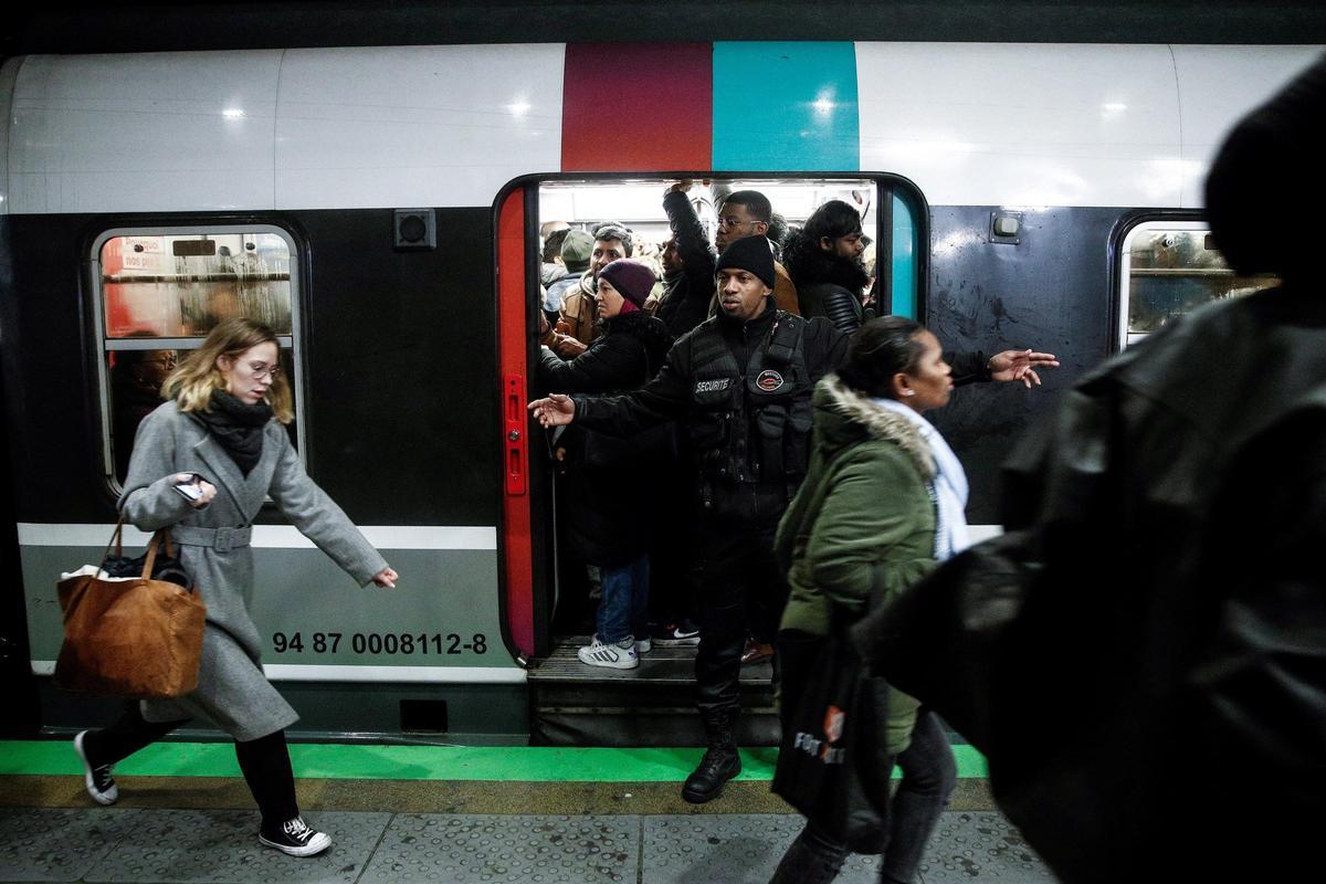 Cambio de estación en un tren de cercanías de París.