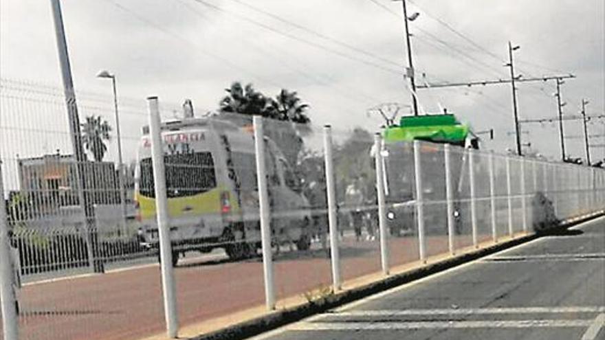 El TRAM golpea a un menor a la salida del instituto del Grao