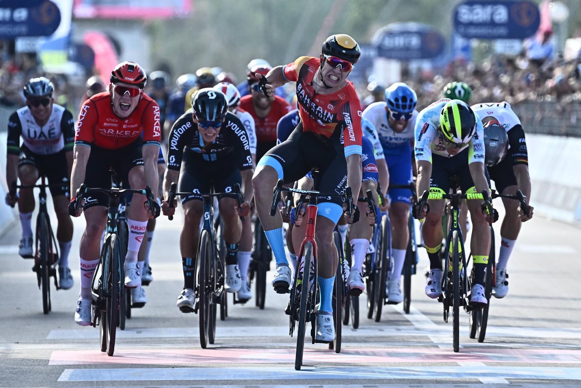 Jonathan Milan se apunta el primer esprint del Giro y Evenepoel sigue líder