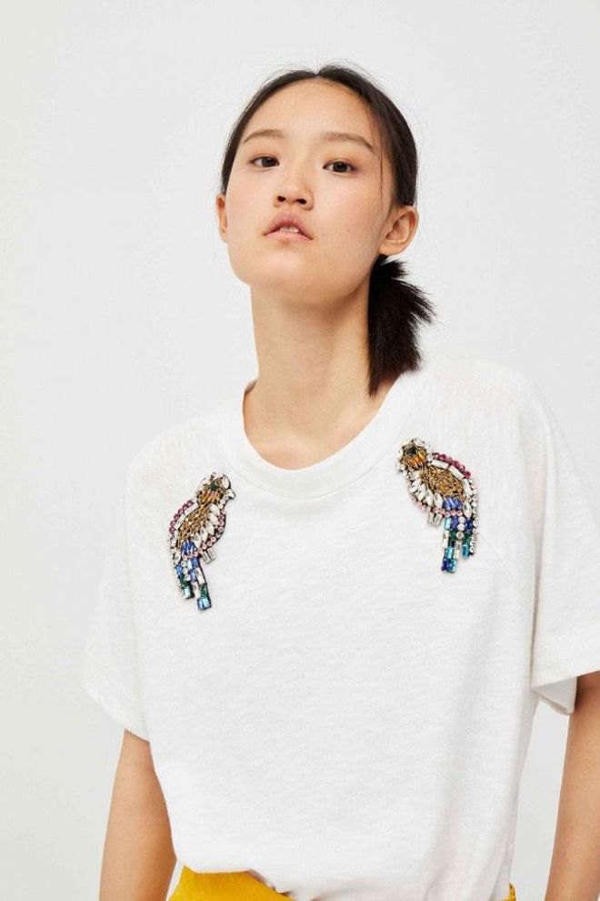 Camiseta blanca con pedrería de Dolores Promesas