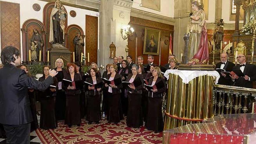 La Polifónica Canticorum durante una actuación en la iglesia de San Andrés.