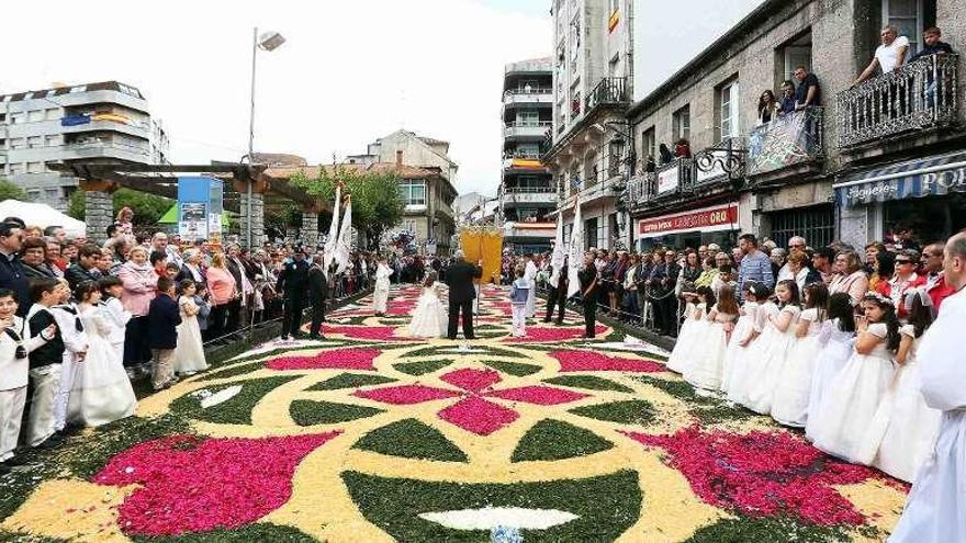 Alfombra floral de un kilómetro por la que pasa la procesión del Santísimo en Corpus. // A.Hernández