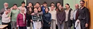 Mayores hablan de la emigración a alumnado de Compañía de María
