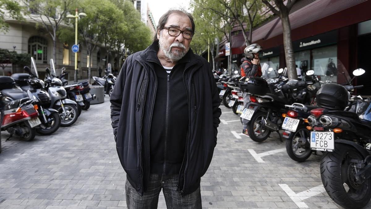 El periodista Àngel Casas, en la calle de Tuset