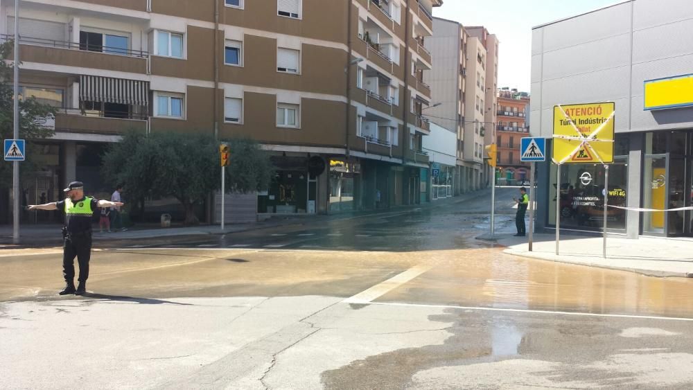 Policia local i tècnics d'Aigües de Manresa s'han desplaçat aquesta tarda a la cruïlla dels carrers de Sant Cristòfol i de Sant Joan d'en Coll de la capital del Bages per aturar una fuita d'aigua que