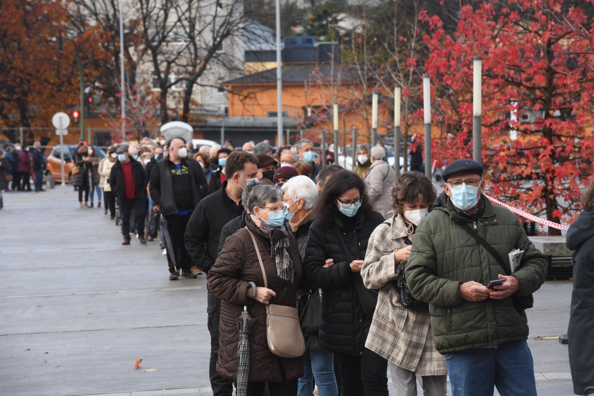 Colas en Expocoruña para recibir la tercera dosis de la vacuna contra el COVID-19