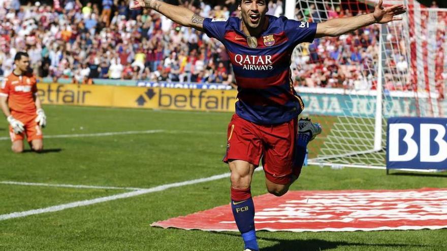 Luis Suárez, con Andrés Fernández al fondo, celebra uno de los goles de ayer en Los Cármenes.