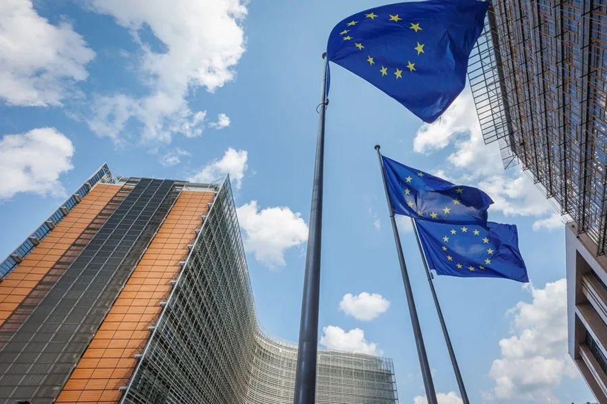 Banderas de la Unión Europea ondean frente al edificio de la Comisión Europea en Bruselas, Bélgica, en una imagen de archivo.