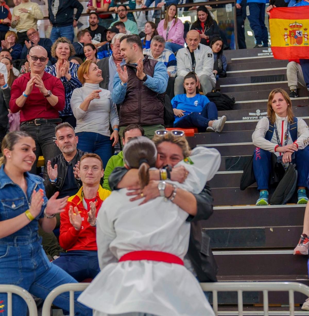 El abrazo de Paola con su madre tras ganar la final