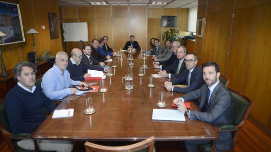 Politiker und Gewerkschafter bei dem entscheidenen Treffen in Madrid.