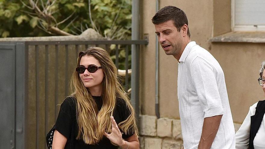 Gerard Piqué, roto de dolor, da el último adiós a su abuela paterna arropado por Clara Chía