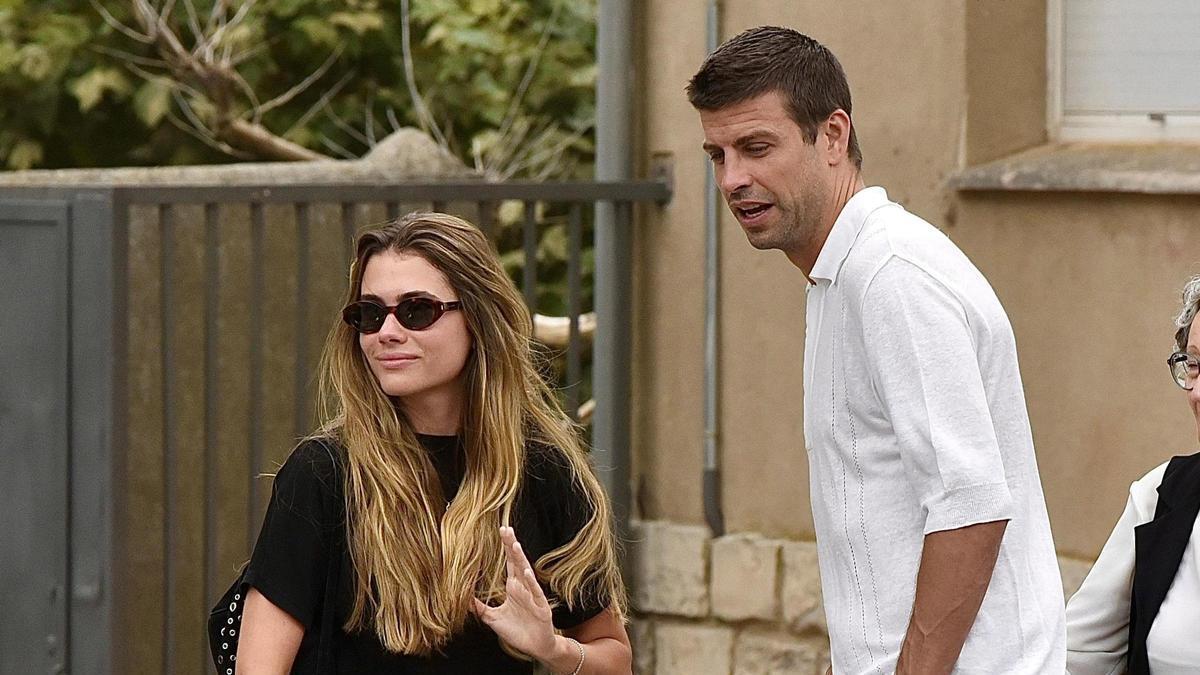 Gerard Piqué y Clara Chía han asistido a la misa funeral por la abuela del exfutbolista, Lina Rovira, tras su fallecimiento a los 102 años